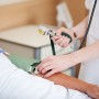 krankenschwerster misst den blutdruck