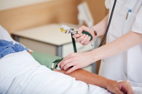 krankenschwester misst den blutdruck