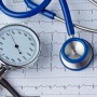 Blutdruckmessung und EKG Kurve